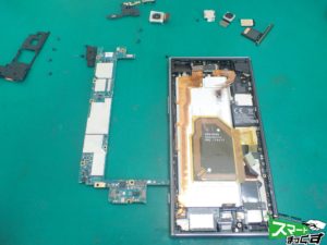 Xperia XZ Premium(SO-04J) 基板取り外し