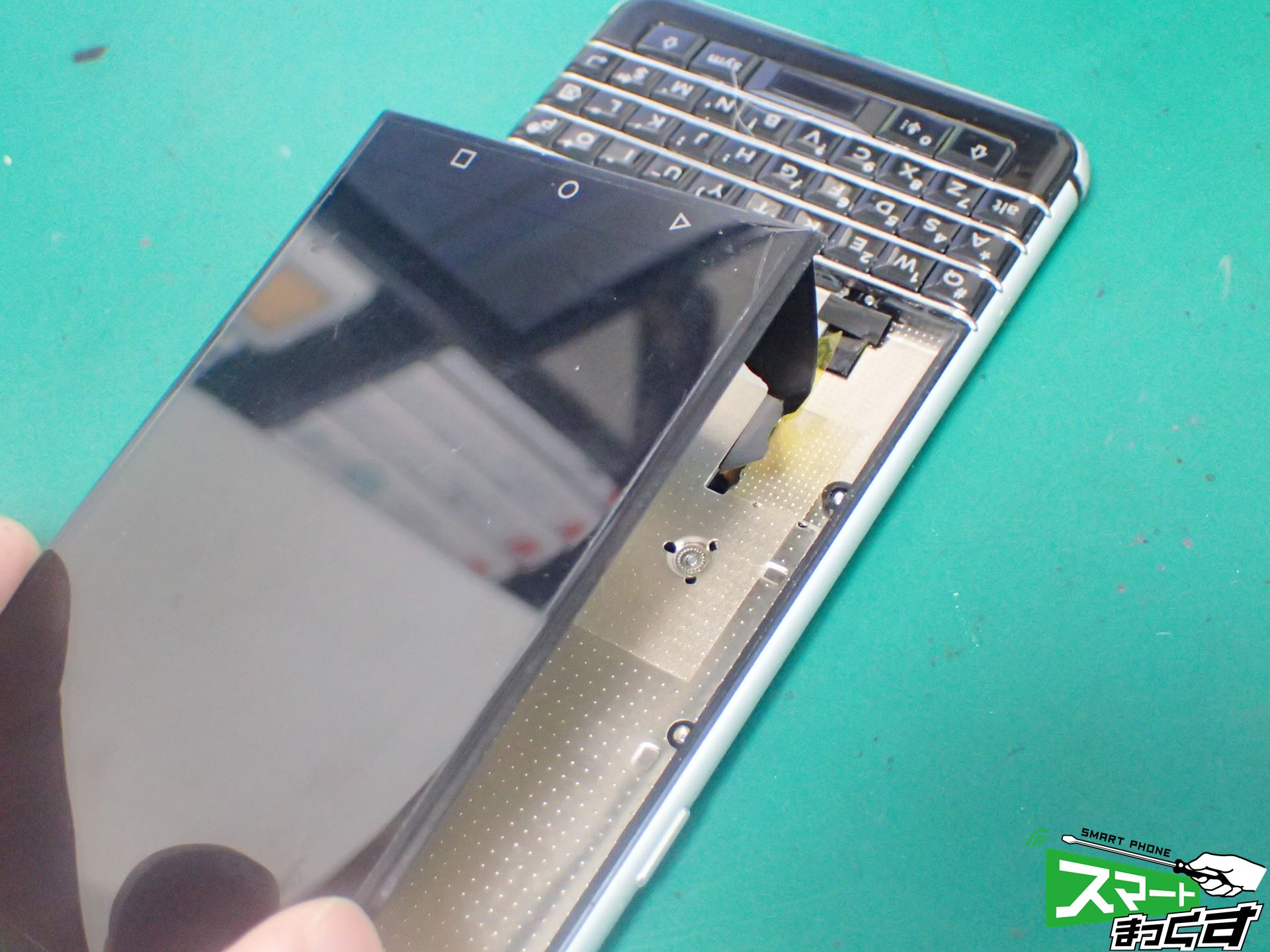 Blackberry KEYone 画面が外れた…