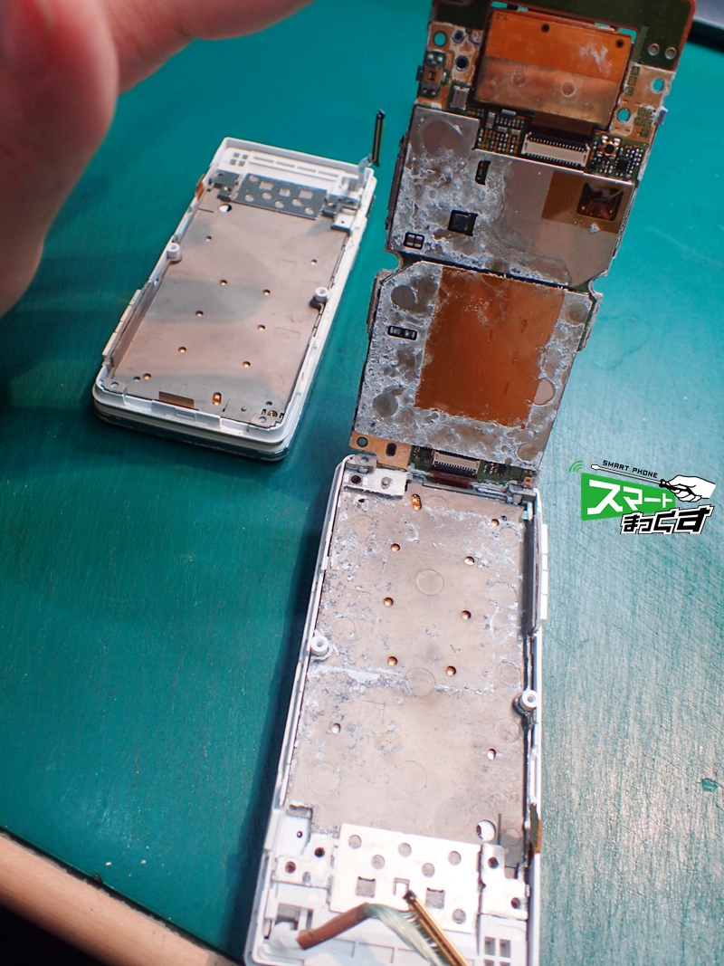 シャープ FOMA SH904i 水没端末 基板の下