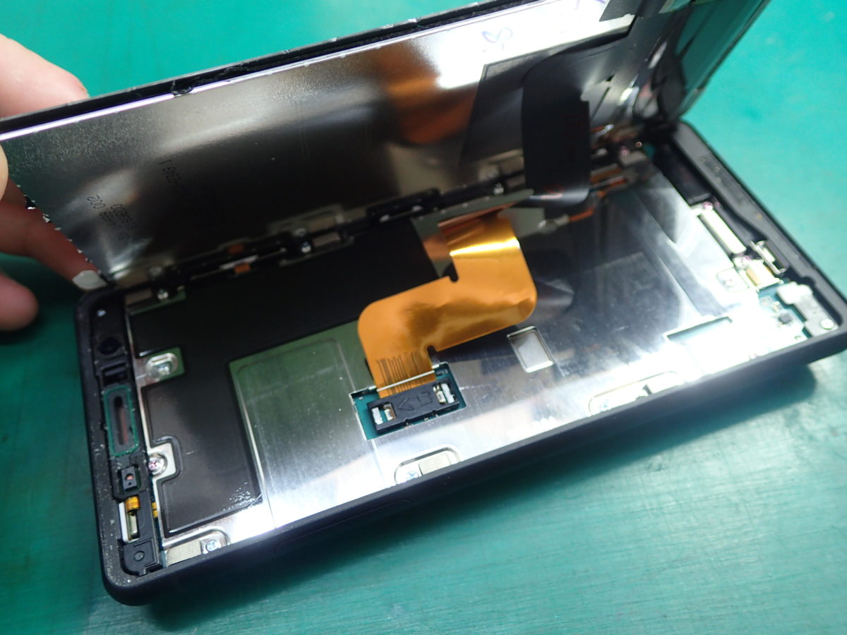 Xperia XZ2 compact SO-05K ディスプレイ分解 - 東京・大阪・滋賀のスマートフォン修理 スマートまっくす | 全国対応