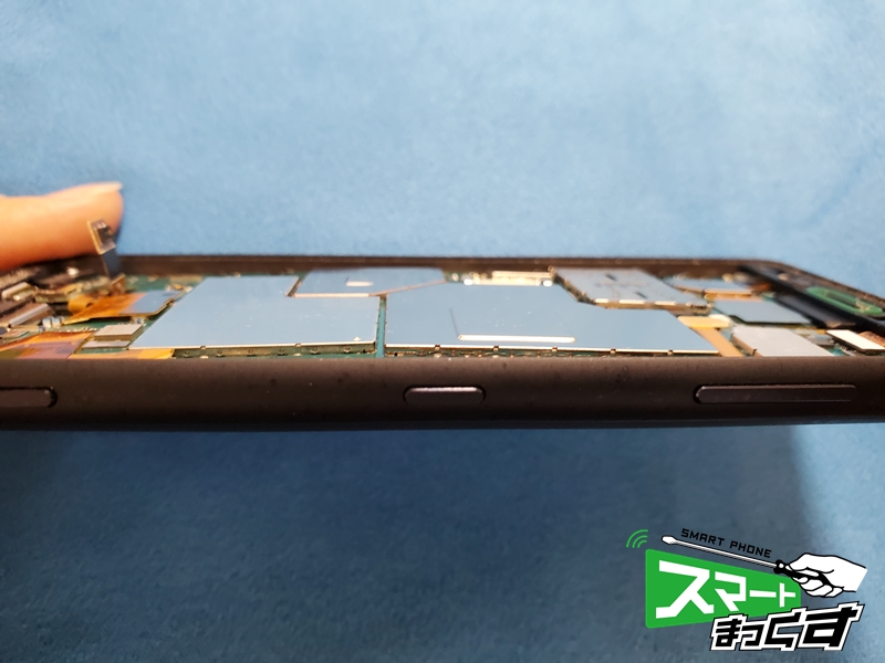 Xperia　XZ2　Compact　バッテリー膨張交換修理　画面取り外し