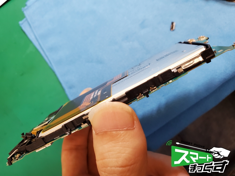 Xperia　XZ2　Compact　バッテリー膨張交換修理　交換部品取り付け