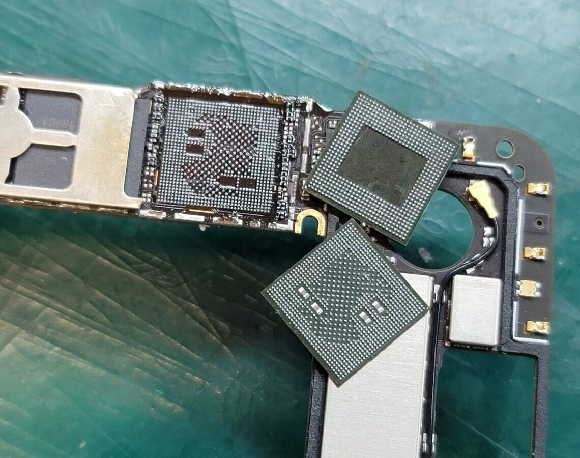 はんだボールを作成し、基板実装の準備をします。