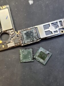 ROG Phone2のCPUを丁寧に剥がし取ります。