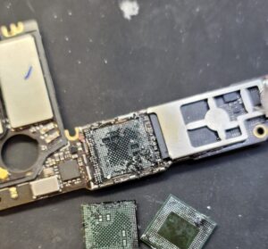 ROG Phone2のCPUを丁寧に剥がし取ります。