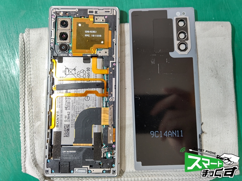SONY　Xperia　５　背面パネル　取り外し