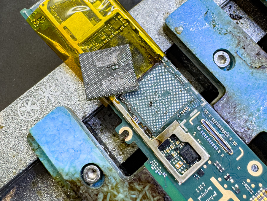 Google Pixel 5aが突然ブラックアウト【基板復旧修理】 - 東京・大阪 