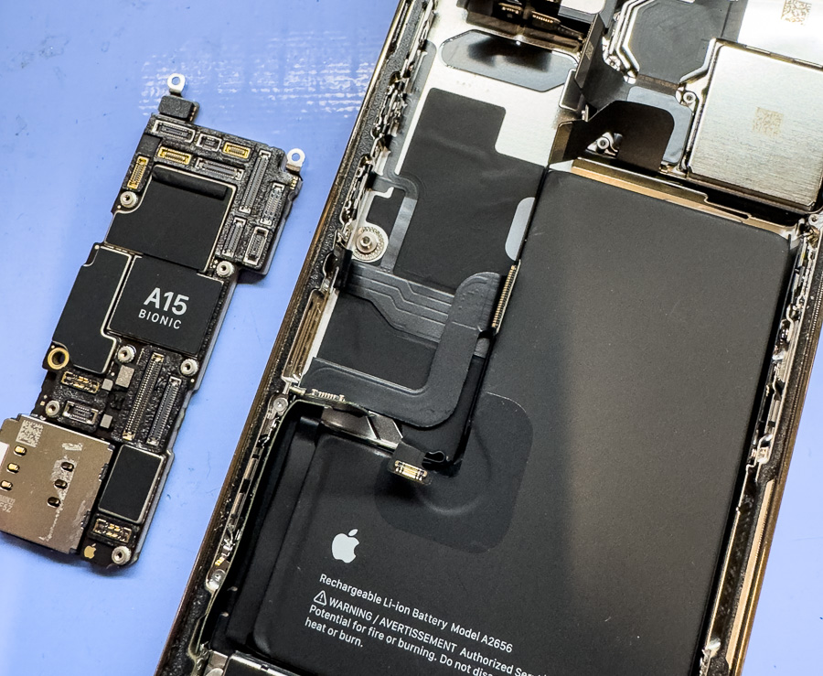 突然起動しなくなってしまったiPhone13 Proの修理【基板復旧】 - 東京