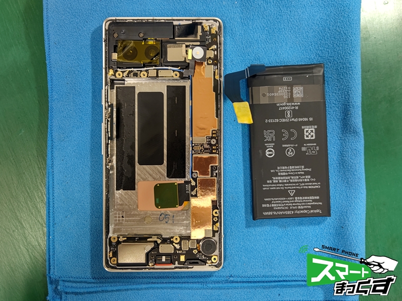 Pixel7a バッテリーを取り外した様子