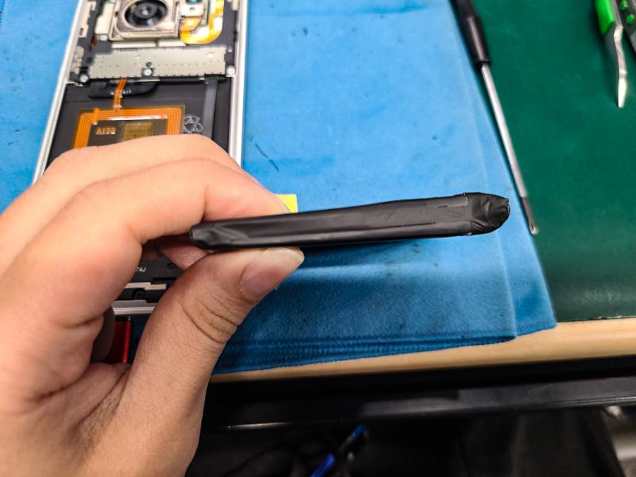 LEITZ PHONE 1 バッテリー膨張交換修理【即日対応】- 大阪 - 東京 