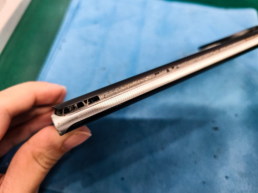 LEITZ PHONE 1 バッテリー膨張交換修理【即日対応】- 大阪 - 東京 