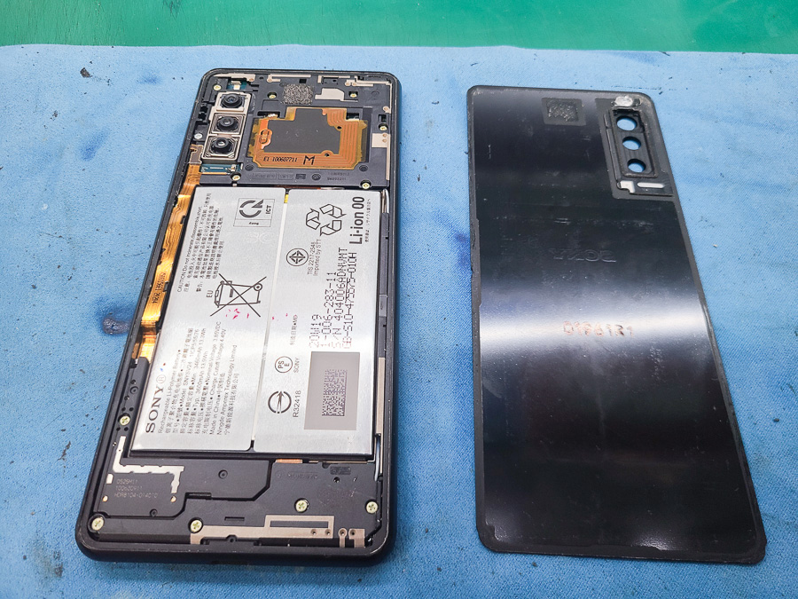 Xperia 10 Ⅱ 液晶が割れて画面が映らない【即日画面交換修理】 - 東京 