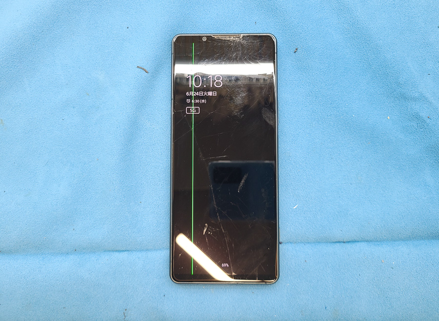 Xperia 5 Ⅳ ガラスと液晶が割れて表示に線が走る【即日画面交換修理 