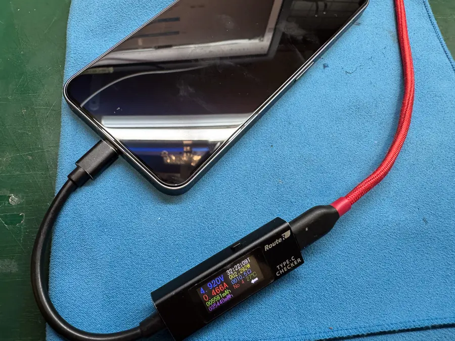 まずは店頭で動作確認を行いますが、充電器を挿しても0.46Aほどしか最初は流れませんでした。