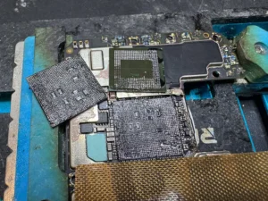 おそらくチップを固定している、はんだボールの割れが原因のため、CPUとRAMチップを基板から取り外し、リボールと再実装を行なっていきます。