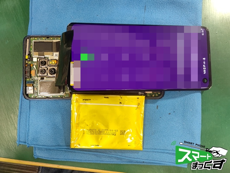 arrows 5G(F-51A) 仮組による動作チェックを行っている様子