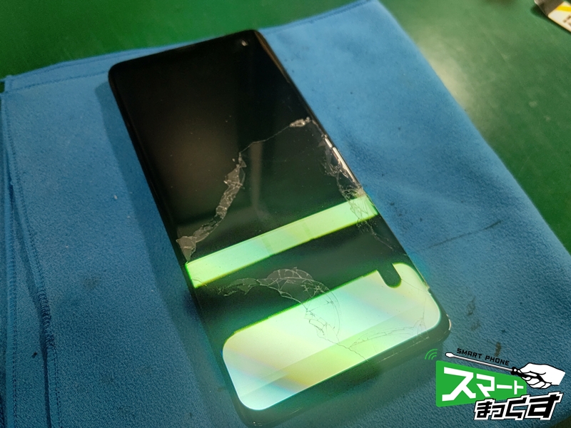 arrows 5G(F-51A) 画面が破損して表示不良を起こしている様子