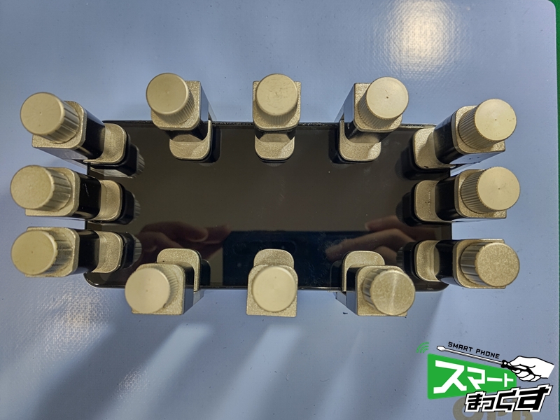 SHARP AQUOS R5G 画面を圧着している様子