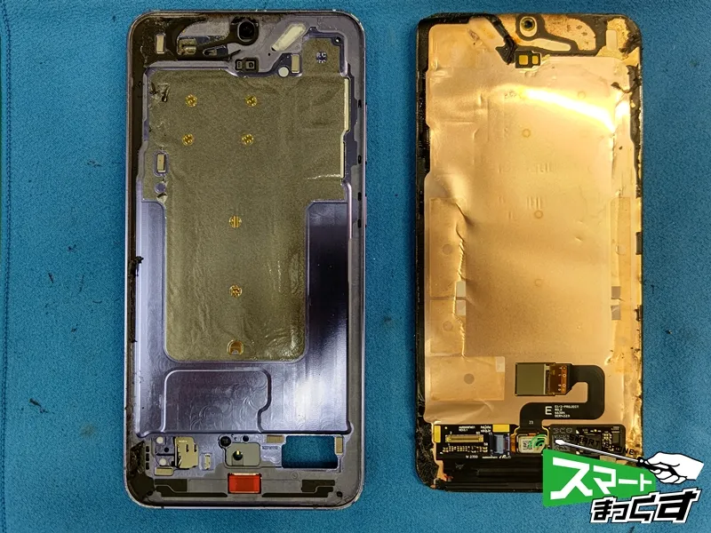 Galaxy S24+ 破損した画面を取り外した状態