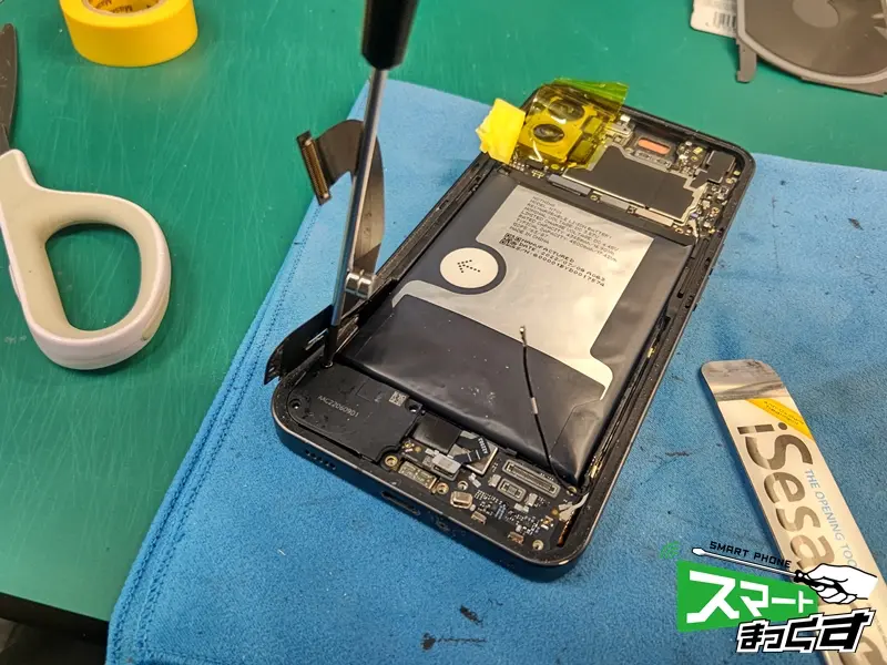 Nothing Phone(1)　バッテリーコネクタ取り外し