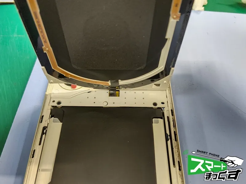 Nothing Phone(2) カバー下にネジが隠れています