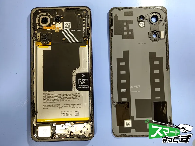 OPPO Reno13 A リアパネルを取り外した状態