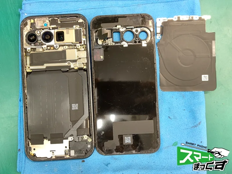 Pixel 9 Pro 背面パネルとカバーを取り外した様子