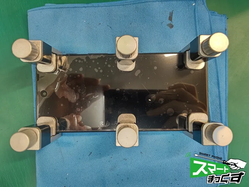 nubia S 5G 取り付けた画面を圧着している様子