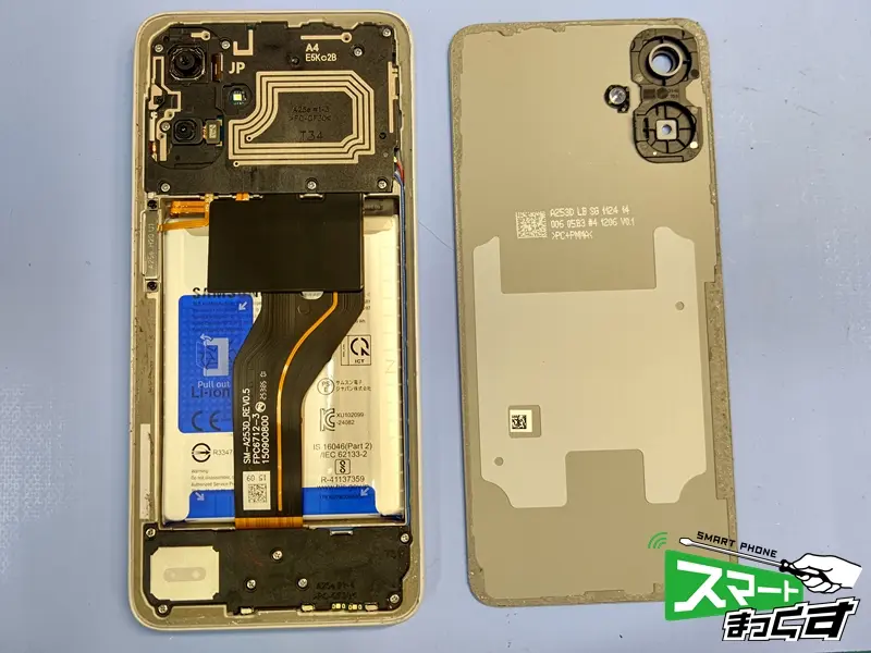 Galaxy A25 5G 背面パネルの分解