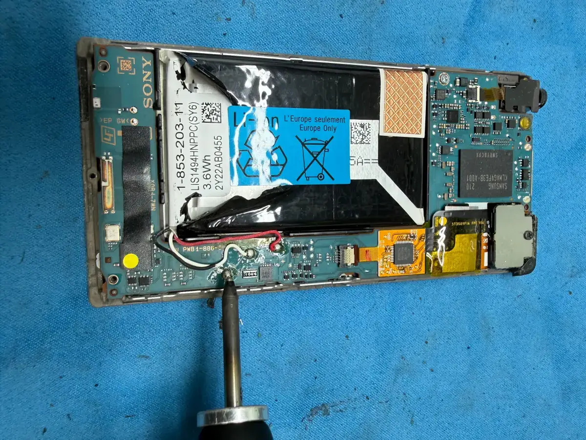 NW-F805⑧ はんだ付けでついているので、取り外し、はんだ付けで新品バッテリーの交換