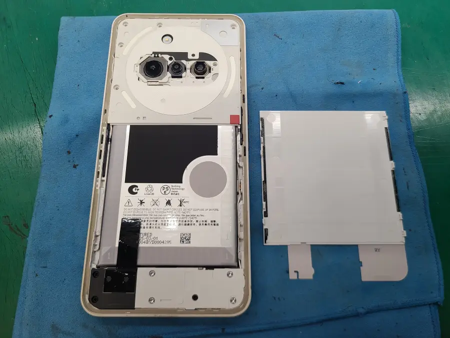Nothing Phone(3a) バッテリーカバー取り外し