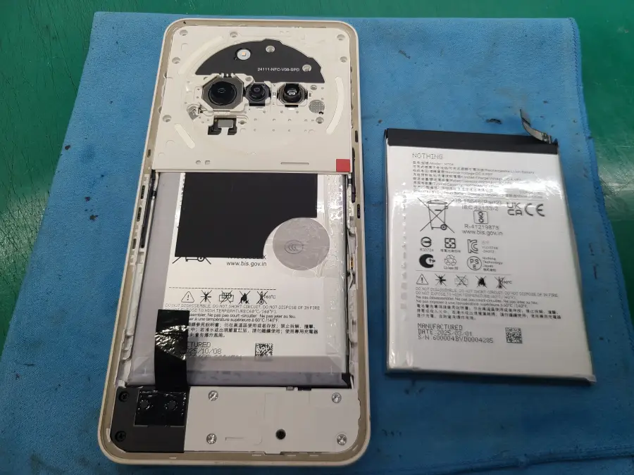 Nothing Phone(3a) バッテリーを交換し元通りに組み上げる