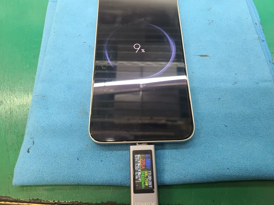 Xiaomi 15T 充電不良 (10)　パーツ交換後、正常な電圧が流れた