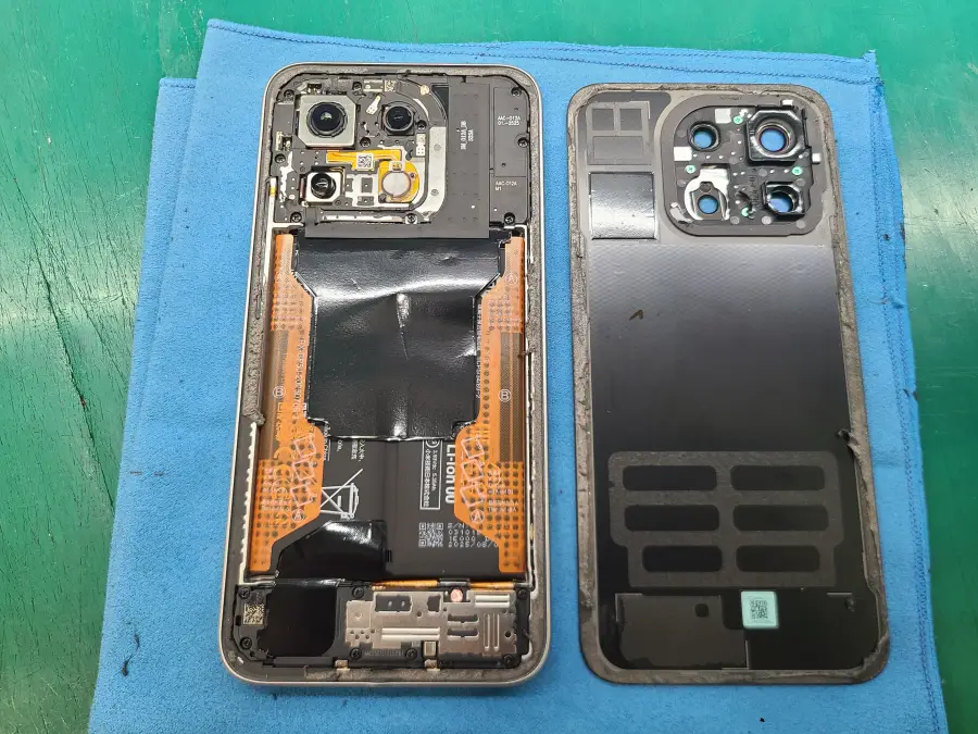Xiaomi 15T 充電不良 (4)　リアパネル取り外し