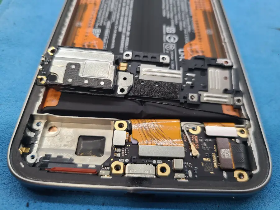 Xiaomi 15T 充電不良 (6)　下部を分解