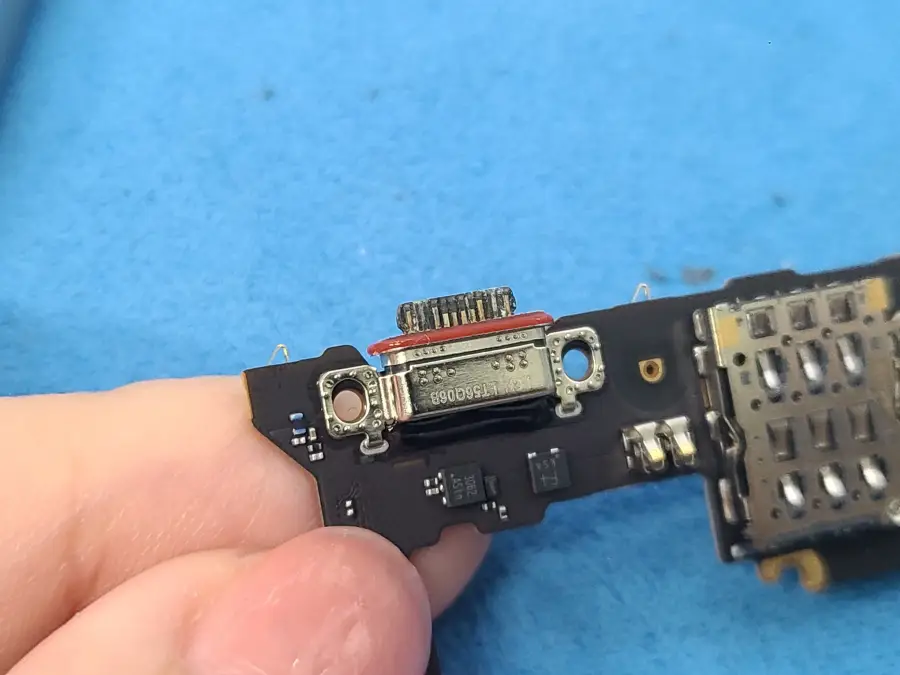 Xiaomi 15T 充電不良 (9)　元のパーツを見ると腐食痕あり