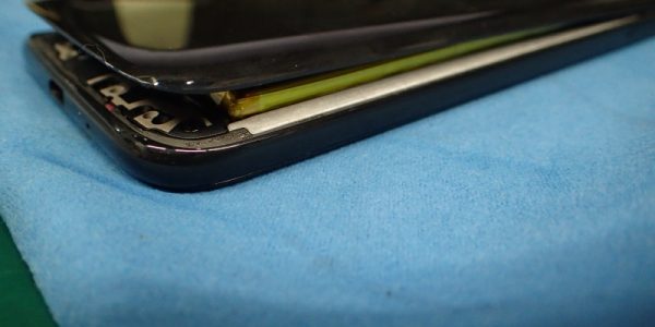 Motorola　Moto　G７　power　バッテリー膨張　修理