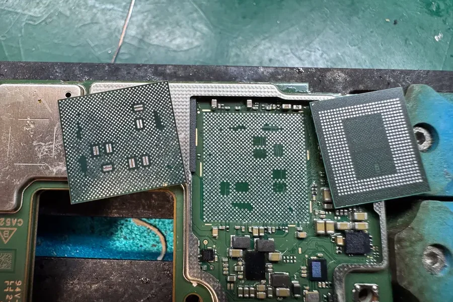 AQUOS R9 ロゴ表示を繰り返して電源が入らない症状の修理【基板復旧】-6