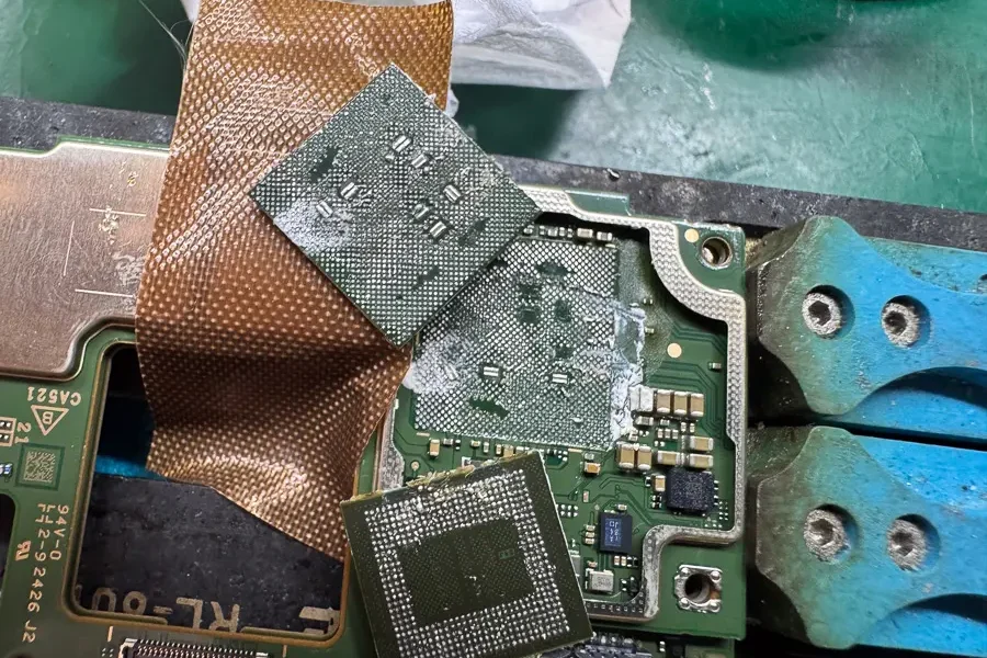 AQUOS R9 ロゴ表示を繰り返して電源が入らない症状の修理【基板復旧】-7