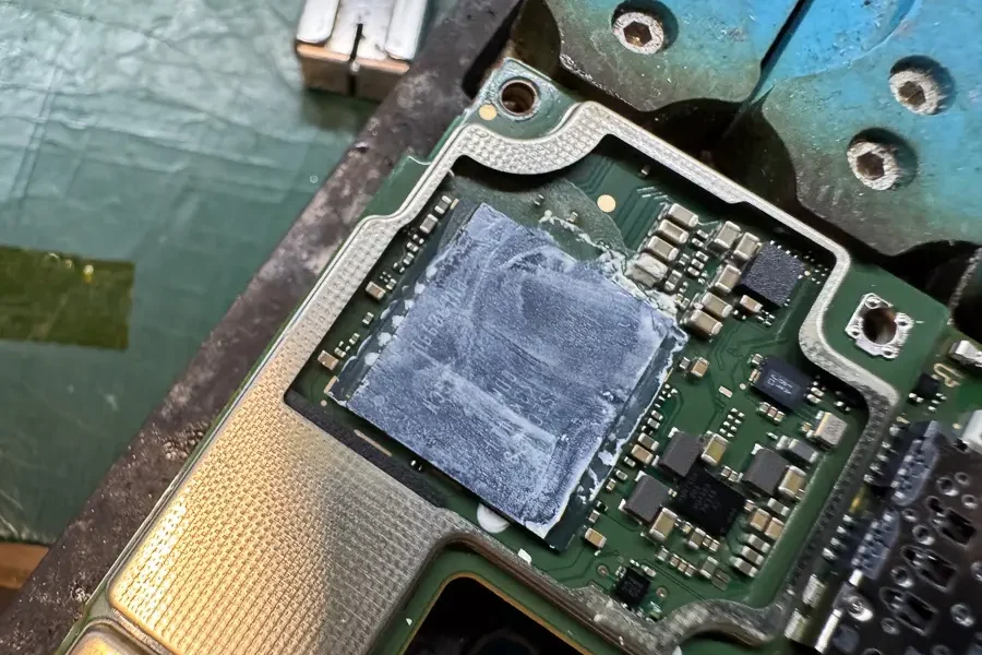 AQUOS R9 ロゴ表示を繰り返して電源が入らない症状の修理【基板復旧】-8