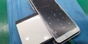 AQUOS sense3 電源が入らない（ロゴ画面で落ちる）【即日バッテリー交換修理】-6