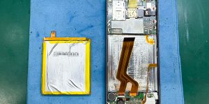 AQUOS sense7 バッテリー交換修理 - 大阪-08