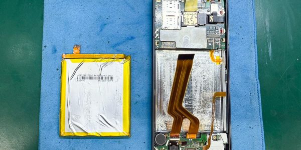AQUOS sense7 バッテリー交換修理 - 大阪-08