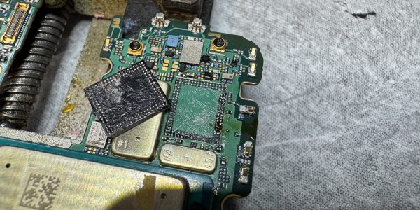 Galaxy S20 全く電源が入らなくなった【基板復旧修理】-4