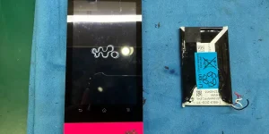 NW-F805⑨ 修理完了、修理品とバッテリーを並べた画像