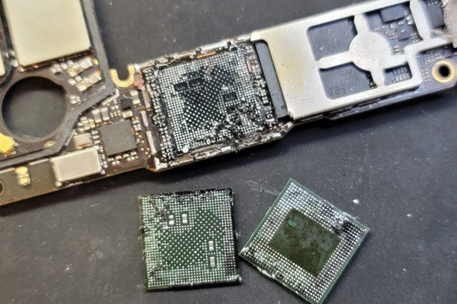 ROG Phone2のCPUを丁寧に剥がし取ります。