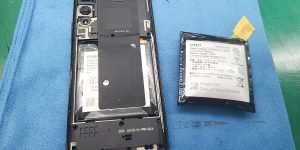 Rakuten Hand 5G 膨張バッテリー交換修理-3