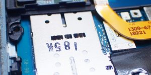 Xperia XZ2 Premium SIMカード 取出し06