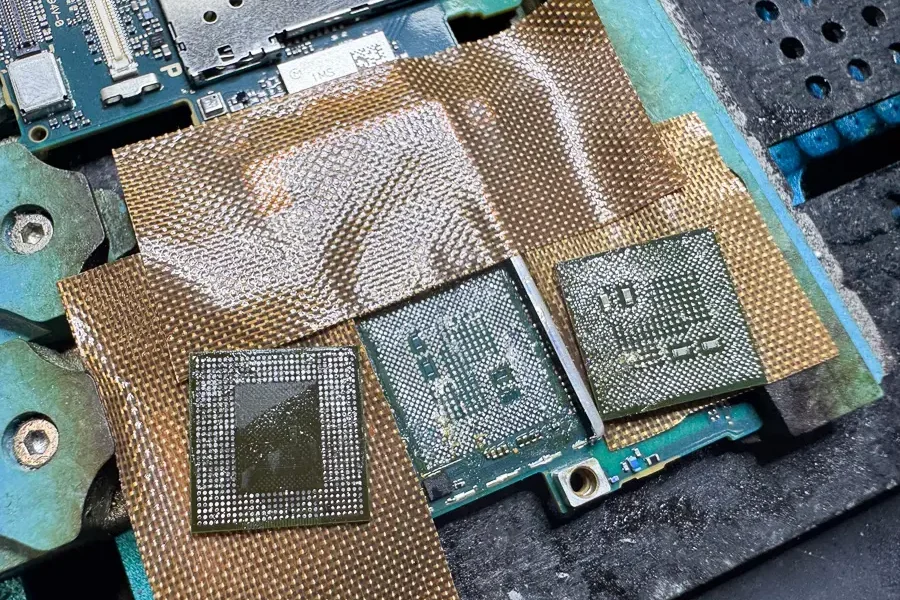 Xperia XZ2 突然電源が入らなくなってしまった【基板復旧修理】-3