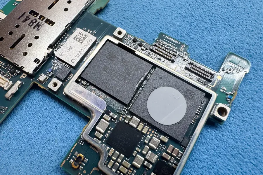 Xperia XZ2 突然電源が入らなくなってしまった【基板復旧修理】-4